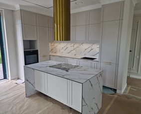 Virtuvės baldai su sala